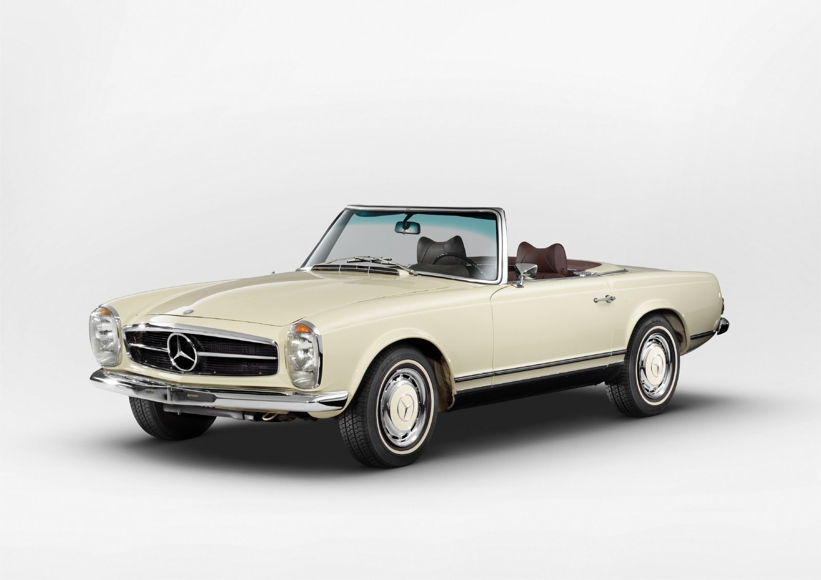 Mercedes-Benz 280 SL of Kolaha Collection Vintage Cars