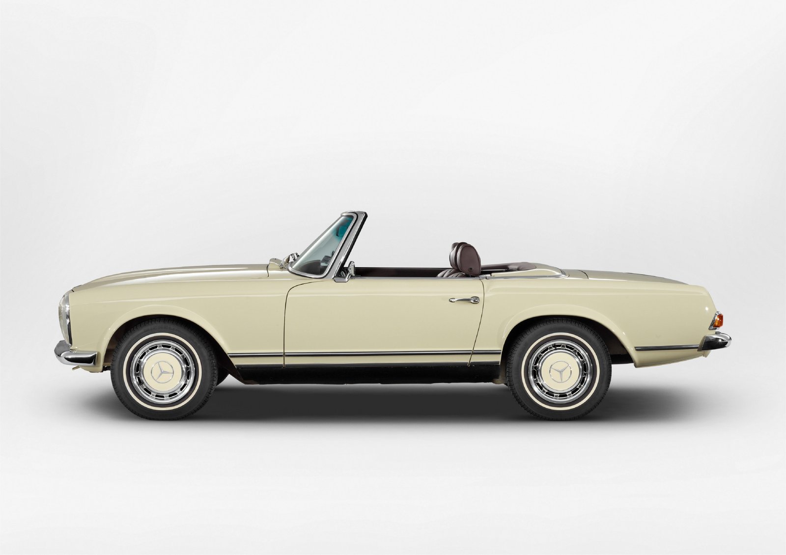 Mercedes-Benz 280 SL of Kolaha Collection Vintage Cars