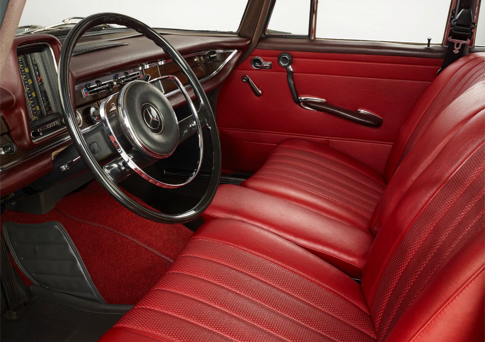 Mercedes-Benz 230 S of Kolaha Collection Vintage Cars