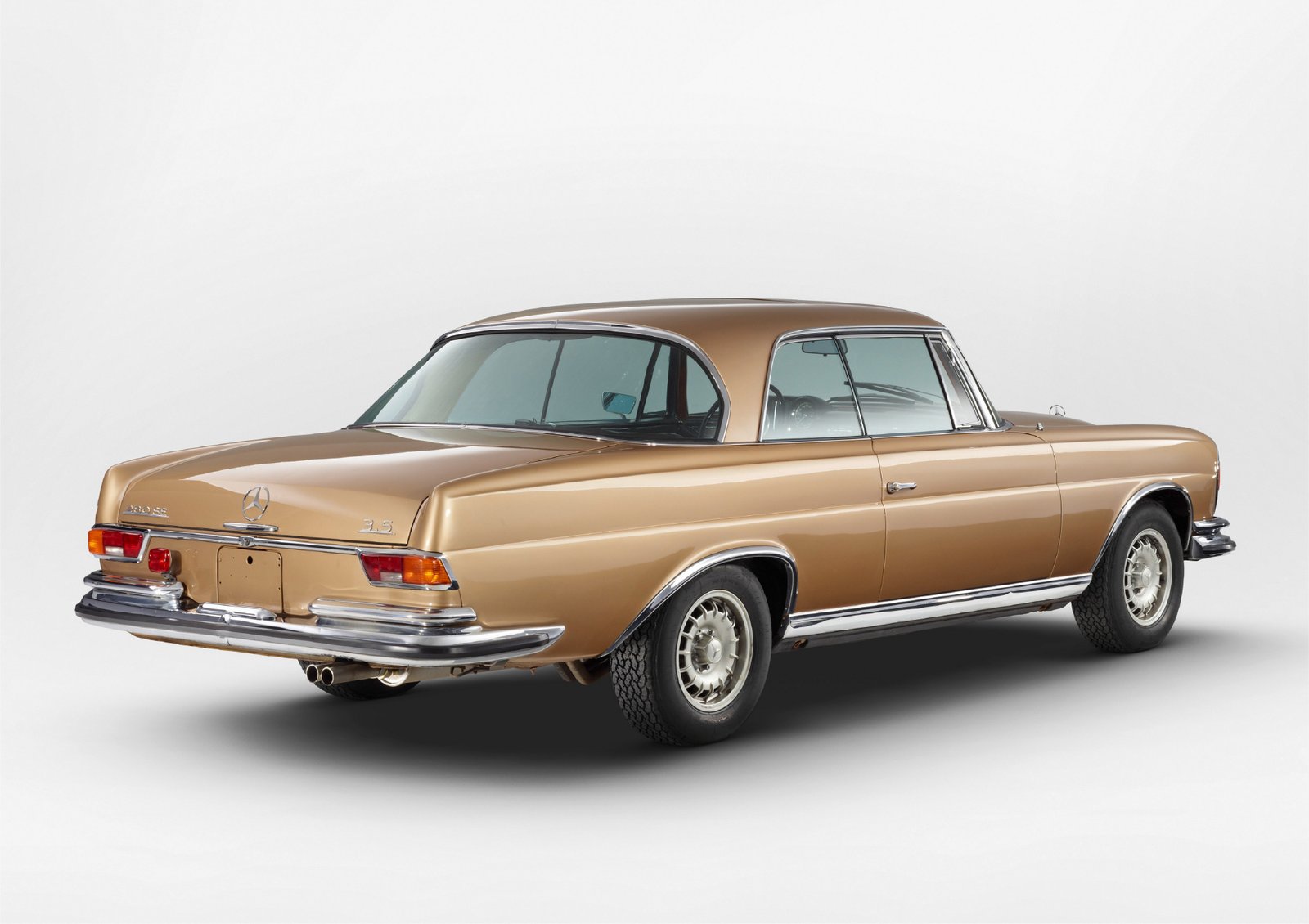 Mercedes-Benz 280 SE 3.5 of Kolaha Collection Vintage Cars