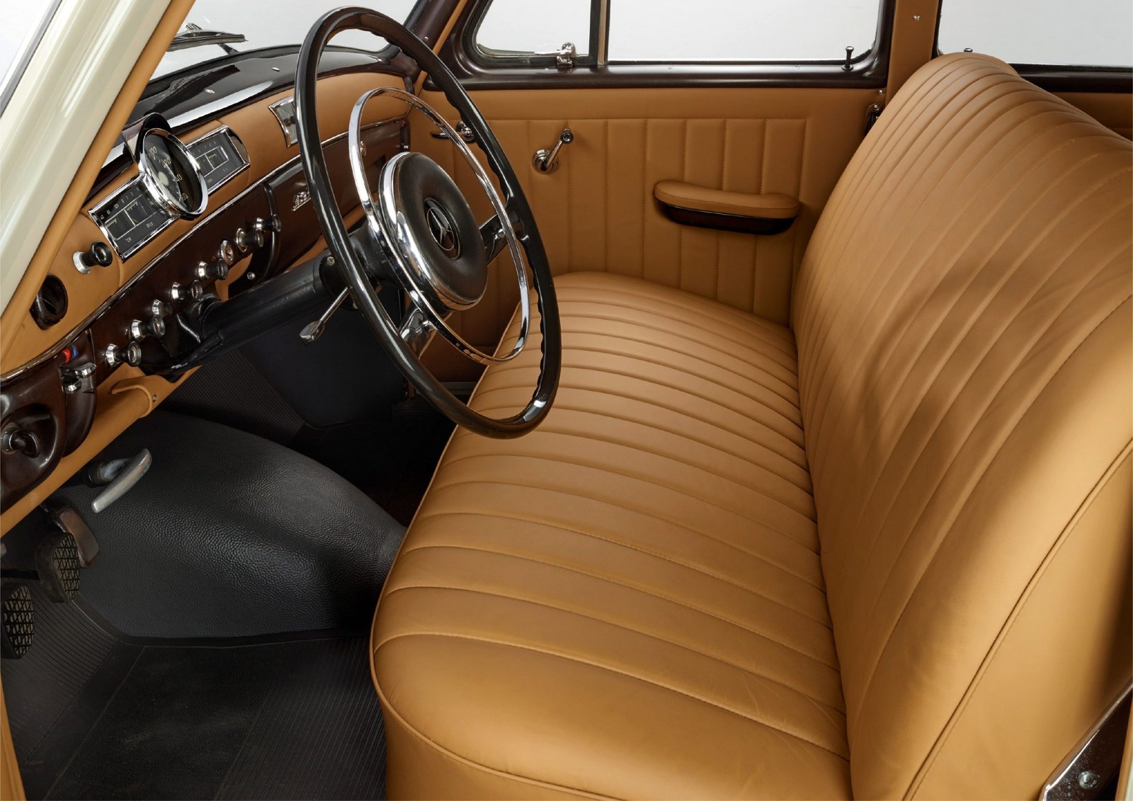 Mercedes-Benz 190b of Kolaha Collection Vintage Cars